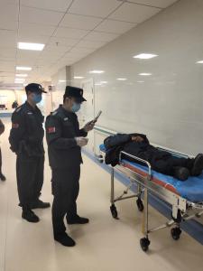 隊員在達(dá)州市中心醫(yī)院急診科處理三無患者